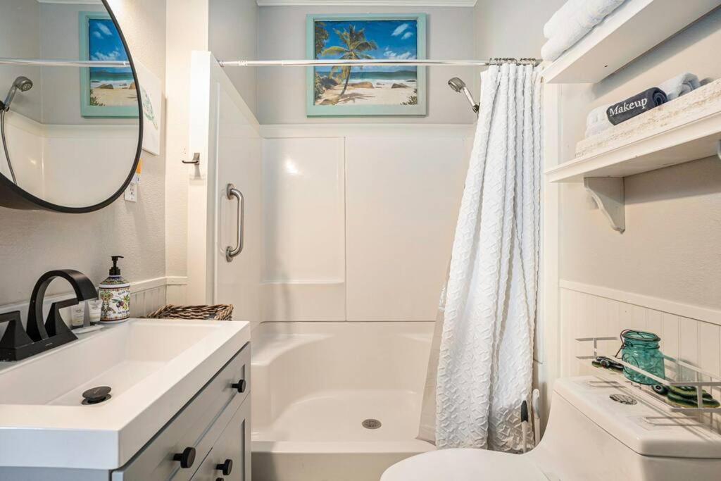 Beachy Bungalow! 2Bd, King Bed Galveston Eksteriør billede