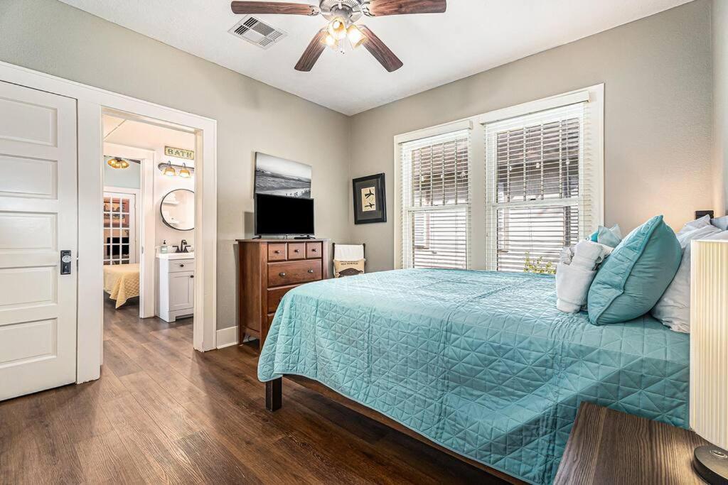 Beachy Bungalow! 2Bd, King Bed Galveston Eksteriør billede