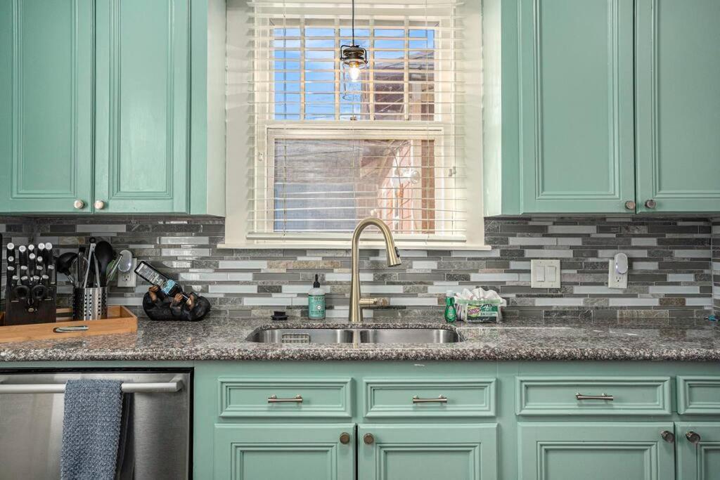 Beachy Bungalow! 2Bd, King Bed Galveston Eksteriør billede
