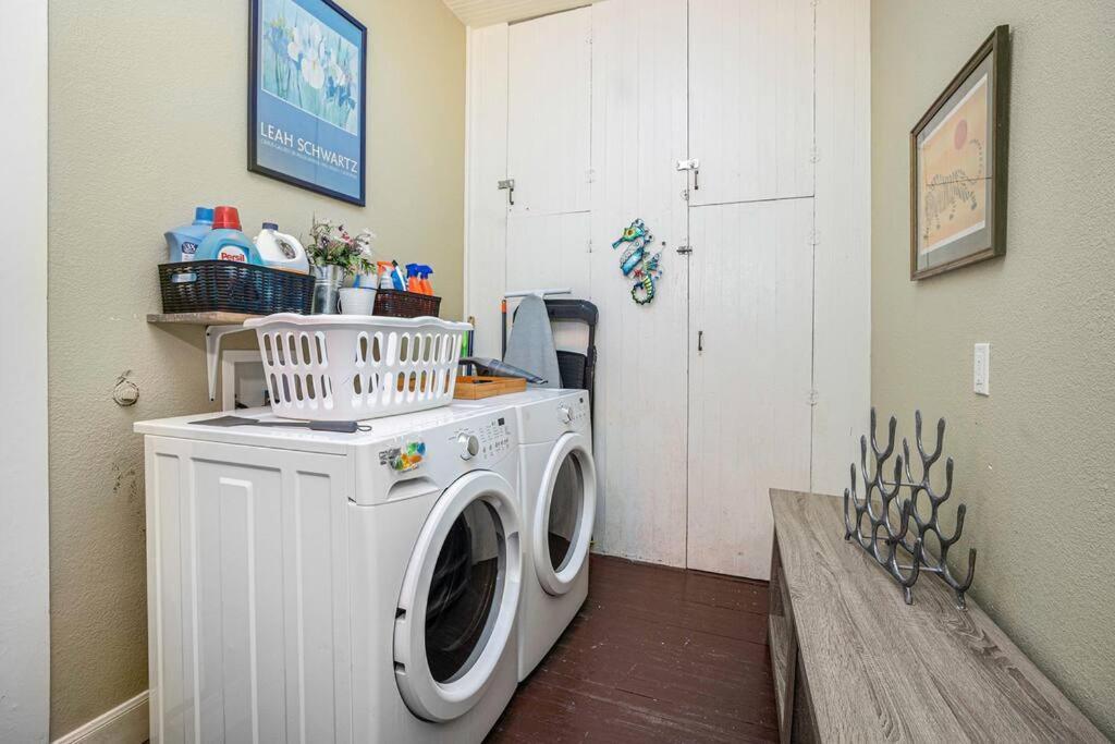 Beachy Bungalow! 2Bd, King Bed Galveston Eksteriør billede