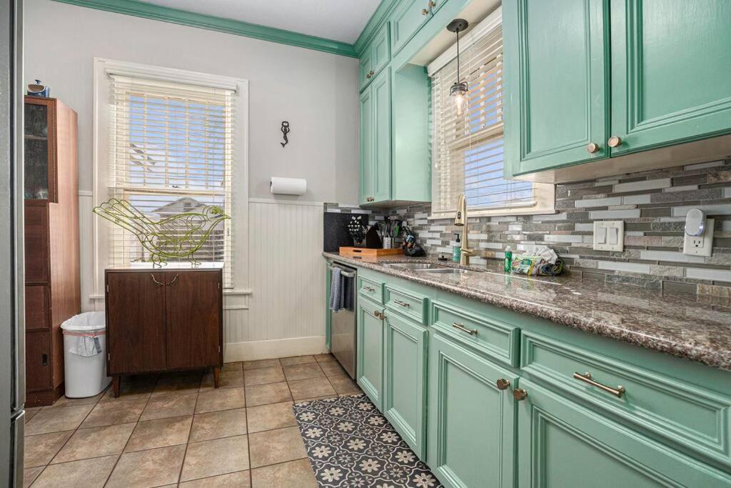 Beachy Bungalow! 2Bd, King Bed Galveston Eksteriør billede