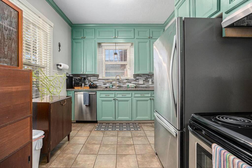 Beachy Bungalow! 2Bd, King Bed Galveston Eksteriør billede