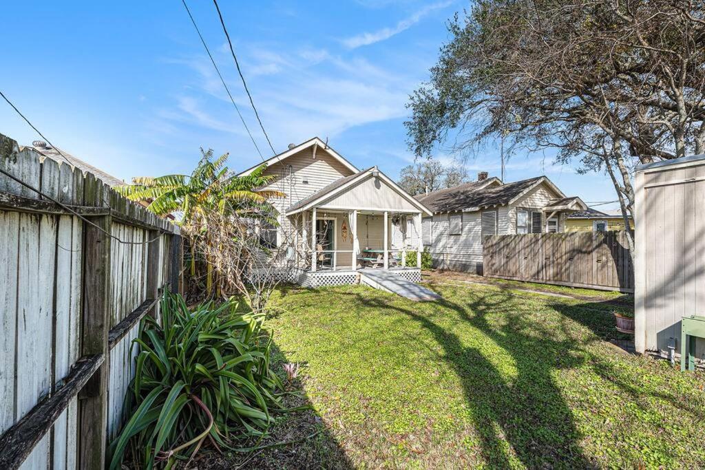 Beachy Bungalow! 2Bd, King Bed Galveston Eksteriør billede